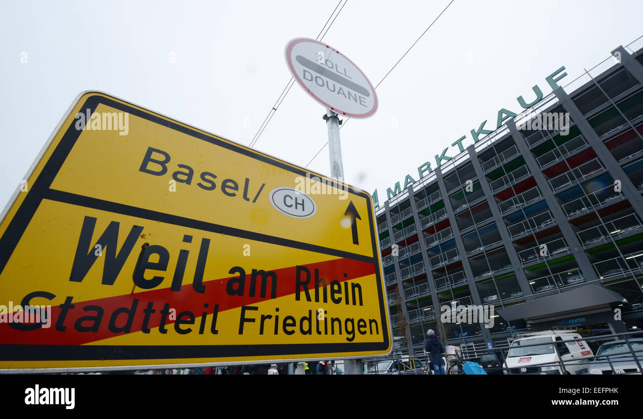 Le panneau de la commune de Weil am Rhein au Rhein Center à Weil am Rhein, Allemagne, 17 janvier 2015. Il est même moins cher pour les Suisses à shop en Allemagne après le bouchon sur le franc suisse a été levée. Photo : PATRICK SEEGER/dpa Banque D'Images