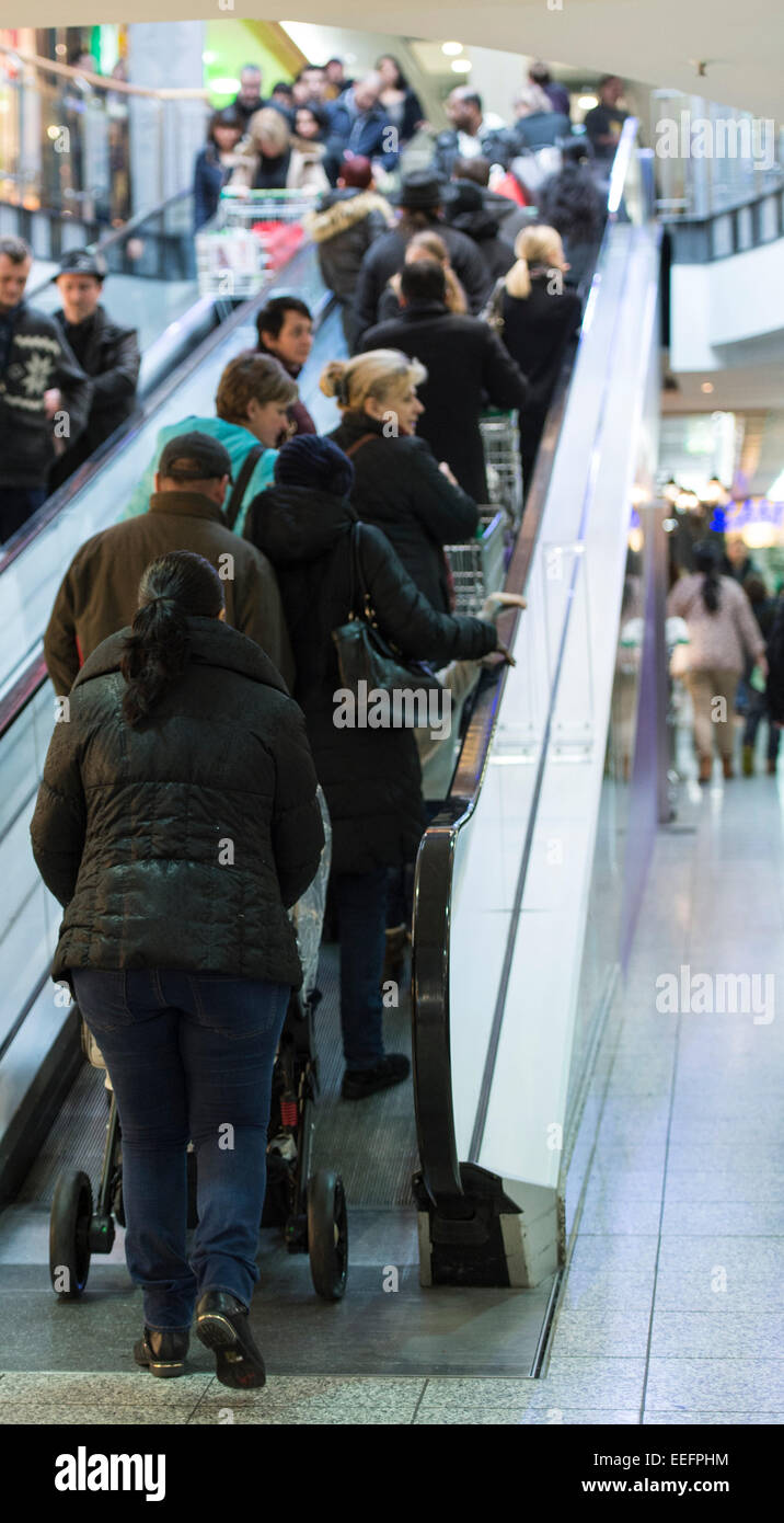 Les gens avec des chariots s'entassent sur un escalator au Rhein Center à Weil am Rhein, Allemagne, 17 janvier 2015. Il est même moins cher pour les Suisses à shop en Allemagne après le bouchon sur le franc suisse a été levée. Photo : PATRICK SEEGER/dpa Banque D'Images