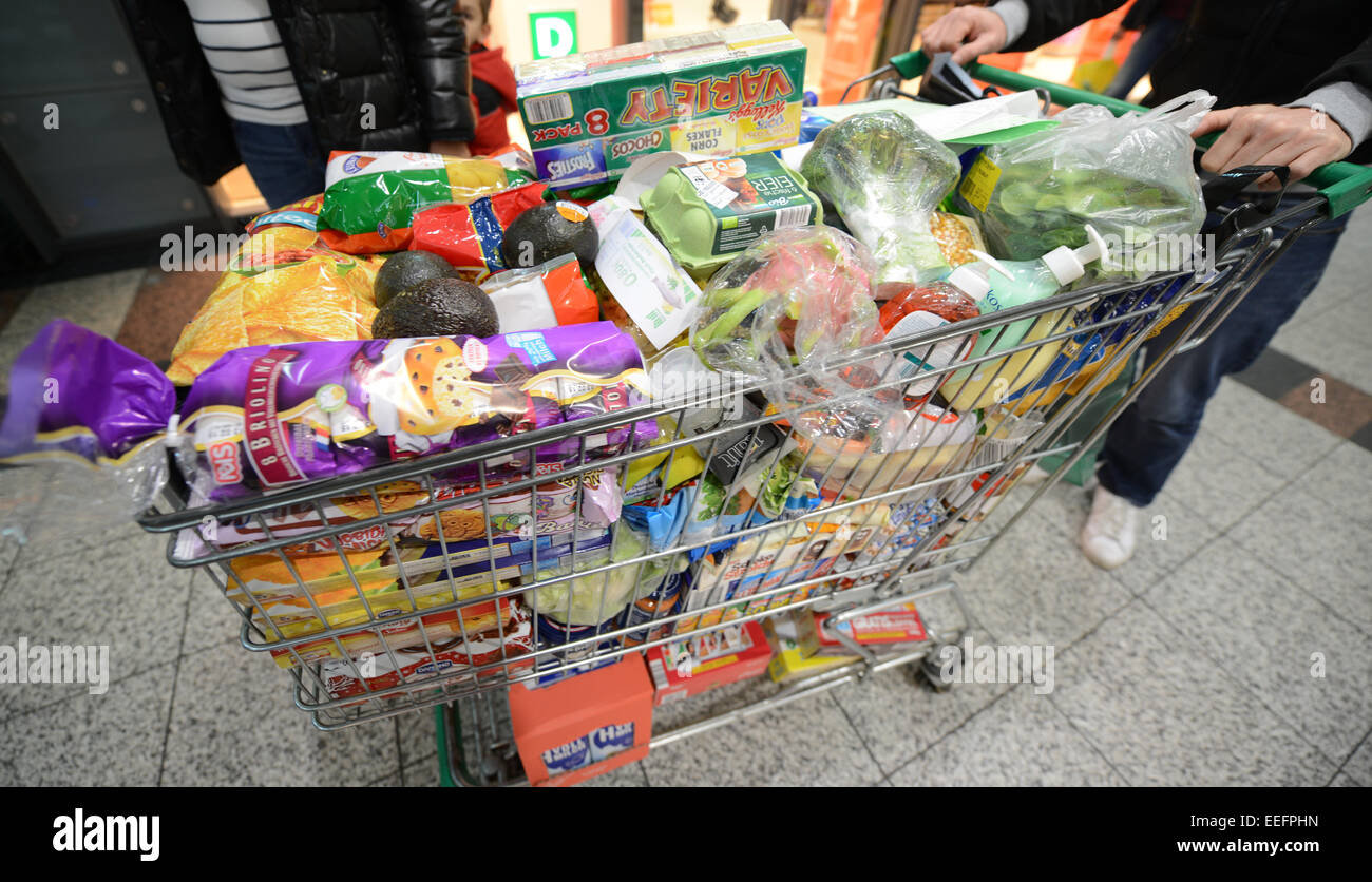 Un homme pousse un panier au Rhein Center à Weil am Rhein, Allemagne, 17 janvier 2015. Il est même moins cher pour les Suisses à shop en Allemagne après le bouchon sur le franc suisse a été levée. Photo : PATRICK SEEGER/dpa Banque D'Images