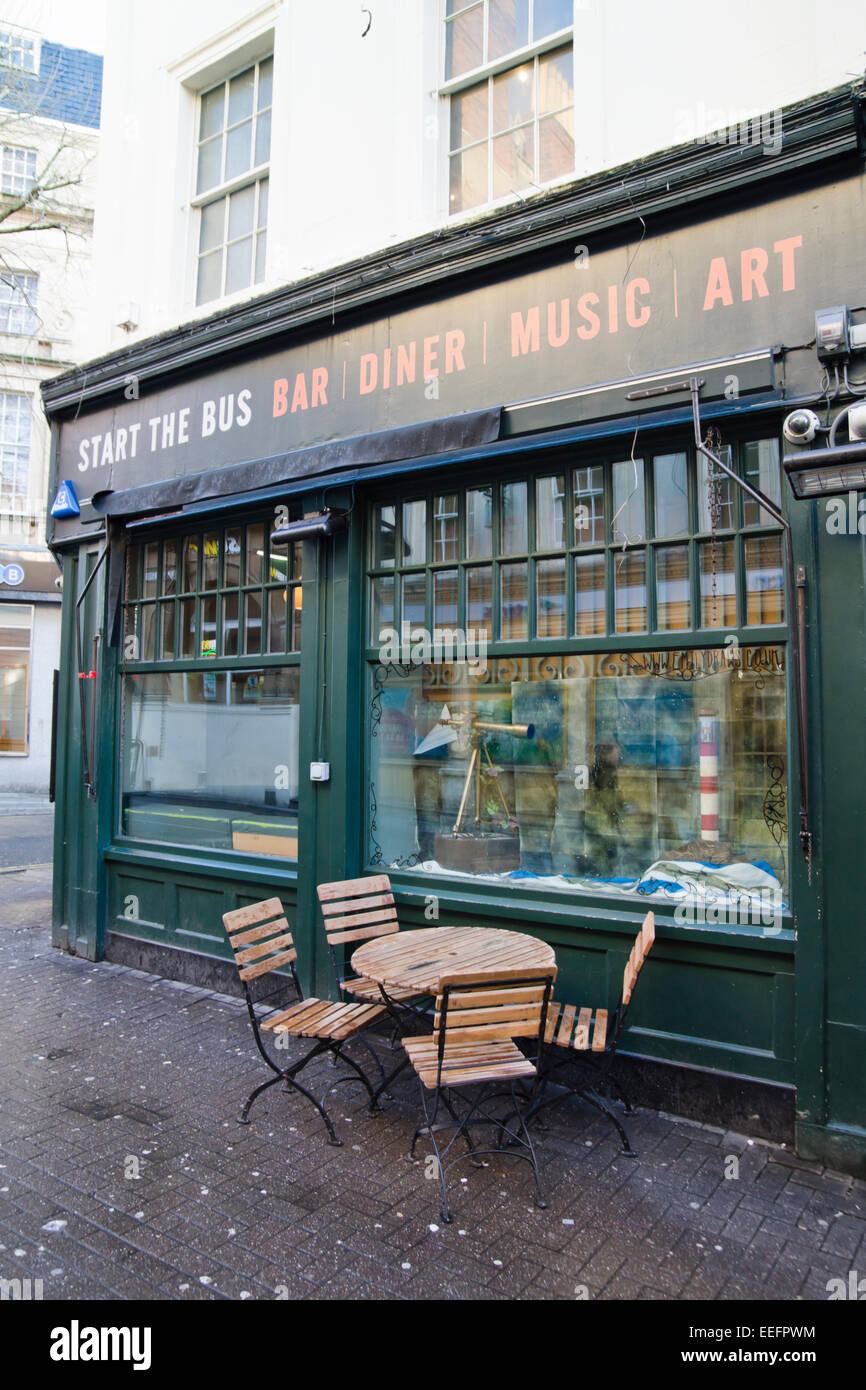 Le centre-ville de Bristol Démarrer l'Art Café Diner et Bus Banque D'Images