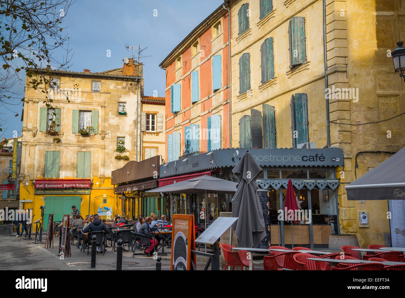 Cafés sur place du Forum en hiver, Arles, Bouches-du-Rhône, France Banque D'Images