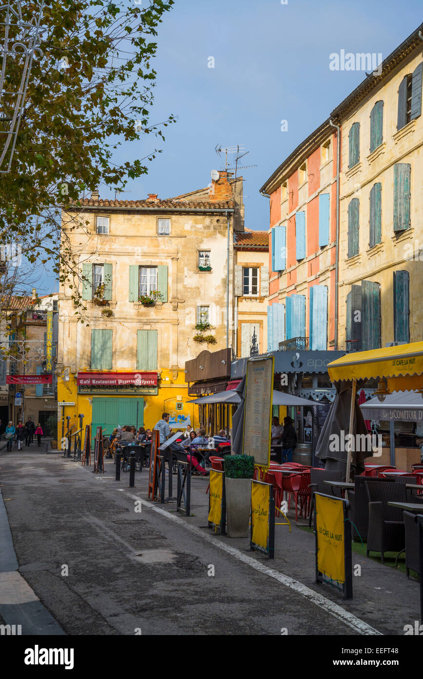 Cafés sur place du Forum en hiver, Arles, Bouches-du-Rhône, France Photo  Stock - Alamy