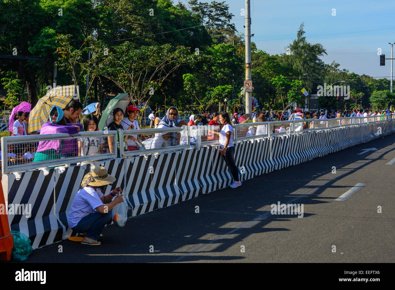 Intramuros, Manille, Philippines, 16 janvier 2015. Les philippins de tous les milieux de recueillir et d'attendre dans l'une des rues menant à la Cathédrale de Manille le Vendredi, Janvier 16, 2015 pour avoir un aperçu du Pape François, qui devait célébrer la Messe avec les évêques, prêtres, religieux et autres avant qu'il vole le jour suivant à la province de Leyte, de rencontrer les survivants du typhon Haiyan, l'objectif principal de sa visite apostolique. Credit : tonyoquias/Alamy Live News Banque D'Images