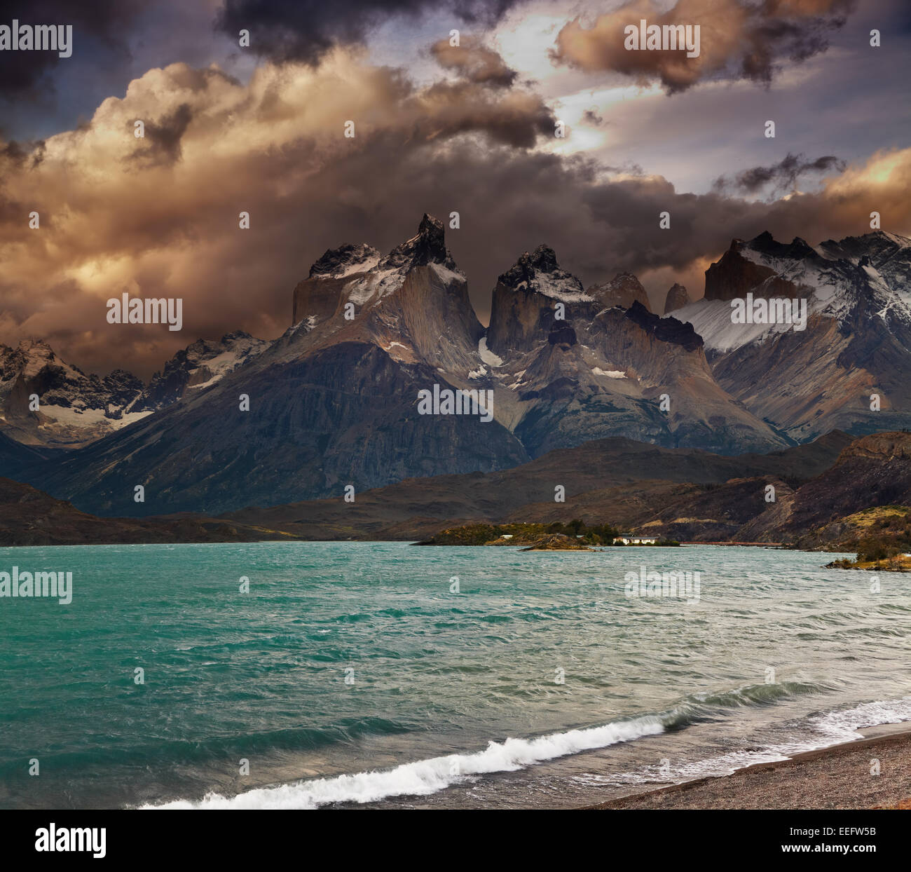 Coucher du soleil dans le Parc National Torres del Paine, le Lac Pehoe et Cuernos montagnes, Patagonie, Chili Banque D'Images