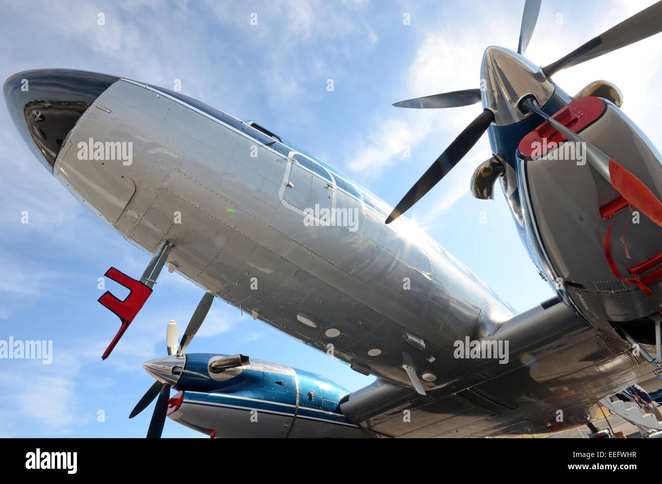 Ancien avion turbopropulseur vu de dessous Banque D'Images