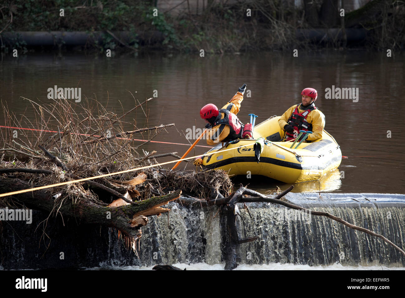 Durham, Royaume-Uni. 17 Jan, 2015. Les membres du Service Incendie de Durham et le sauvetage en montagne et de Teesdale Weardale recherche de services la rivière porter pour tout signe d'Euan Coulthard, manquant depuis le début de matinée du jeudi 15 janvier. Credit : AC Images/Alamy Live News Banque D'Images