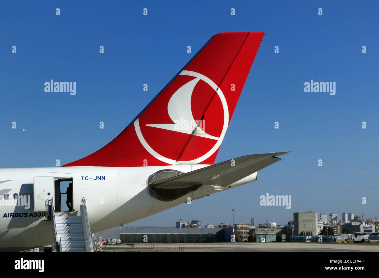 Istanbul, Turquie, ingénieur inspecter une machine de la compagnie aérienne Turkish Airlines Banque D'Images