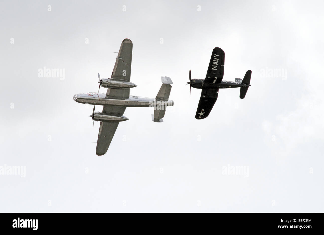 Schönefeld, Allemagne, un North American B-25 Mitchell (à gauche) et un F-Vought F4U Corsair Corsair Flying Bulls Banque D'Images