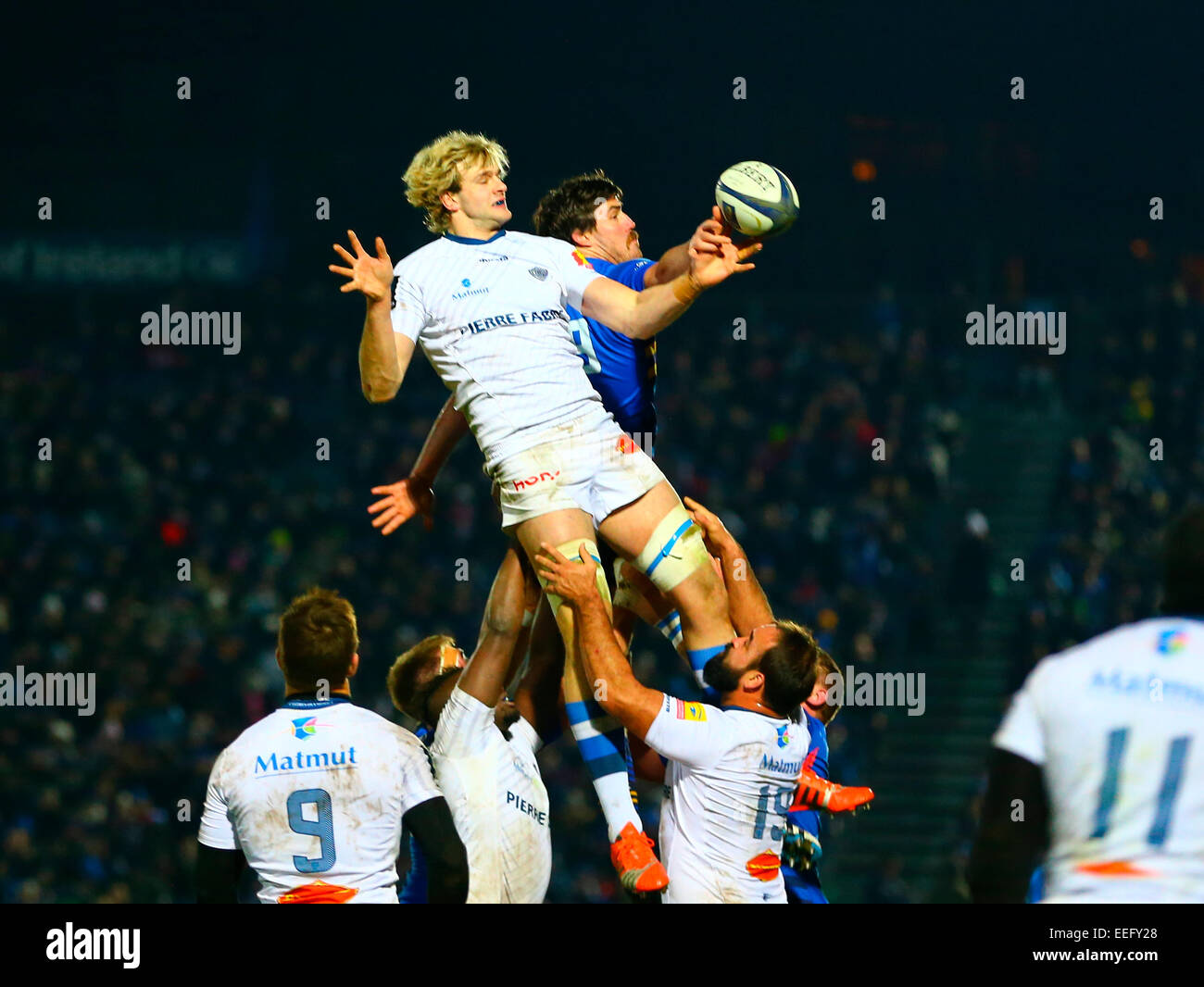 Dublin, Irlande. 17 Jan, 2015. European Rugby Champions Cup. Leinster contre Castres. Douglas Kane (Leinster) obtient ses doigts à la balle en avant de Richie Gray (Castres). Credit : Action Plus Sport/Alamy Live News Banque D'Images Dublin, Irlande. 17 Jan, 2015. European Rugby Champions Cup. Leinster contre Castres. Douglas Kane (Leinster) obtient ses doigts à la balle en avant de Richie Gray (Castres). Credit : Action Plus Sport/Alamy Live News Banque D'Images