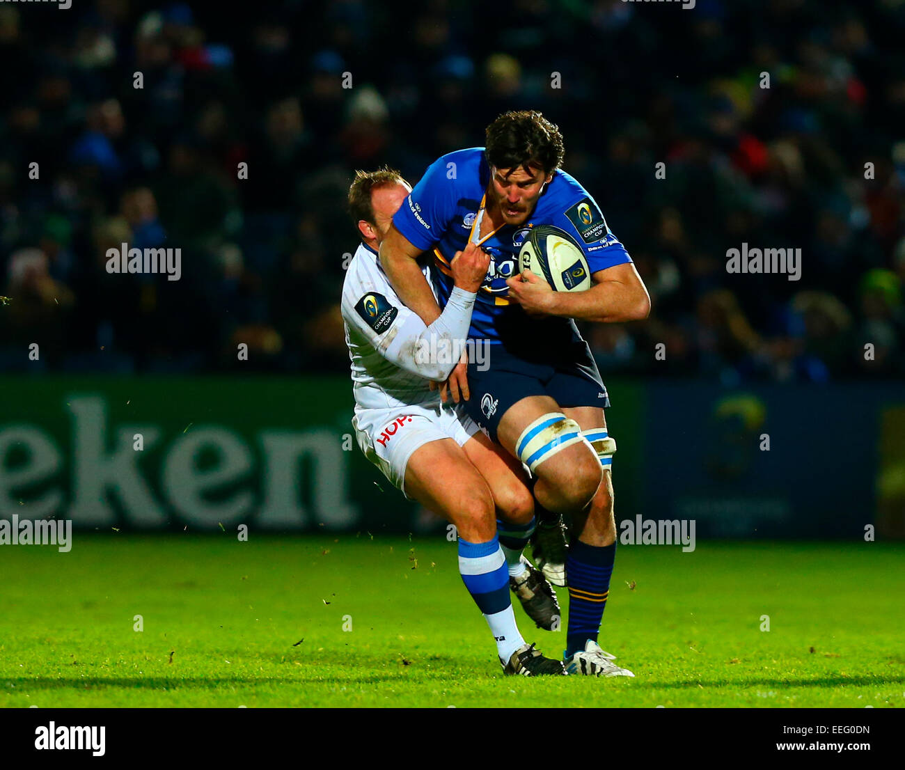 Dublin, Irlande. 17 Jan, 2015. European Rugby Champions Cup. Leinster contre Castres. Douglas Kane (Leinster) frais de l'avant comme il est abordé par Mathieu Bonello (Castres). Credit : Action Plus Sport/Alamy Live News Banque D'Images Dublin, Irlande. 17 Jan, 2015. European Rugby Champions Cup. Leinster contre Castres. Douglas Kane (Leinster) frais de l'avant comme il est abordé par Mathieu Bonello (Castres). Credit : Action Plus Sport/Alamy Live News Banque D'Images