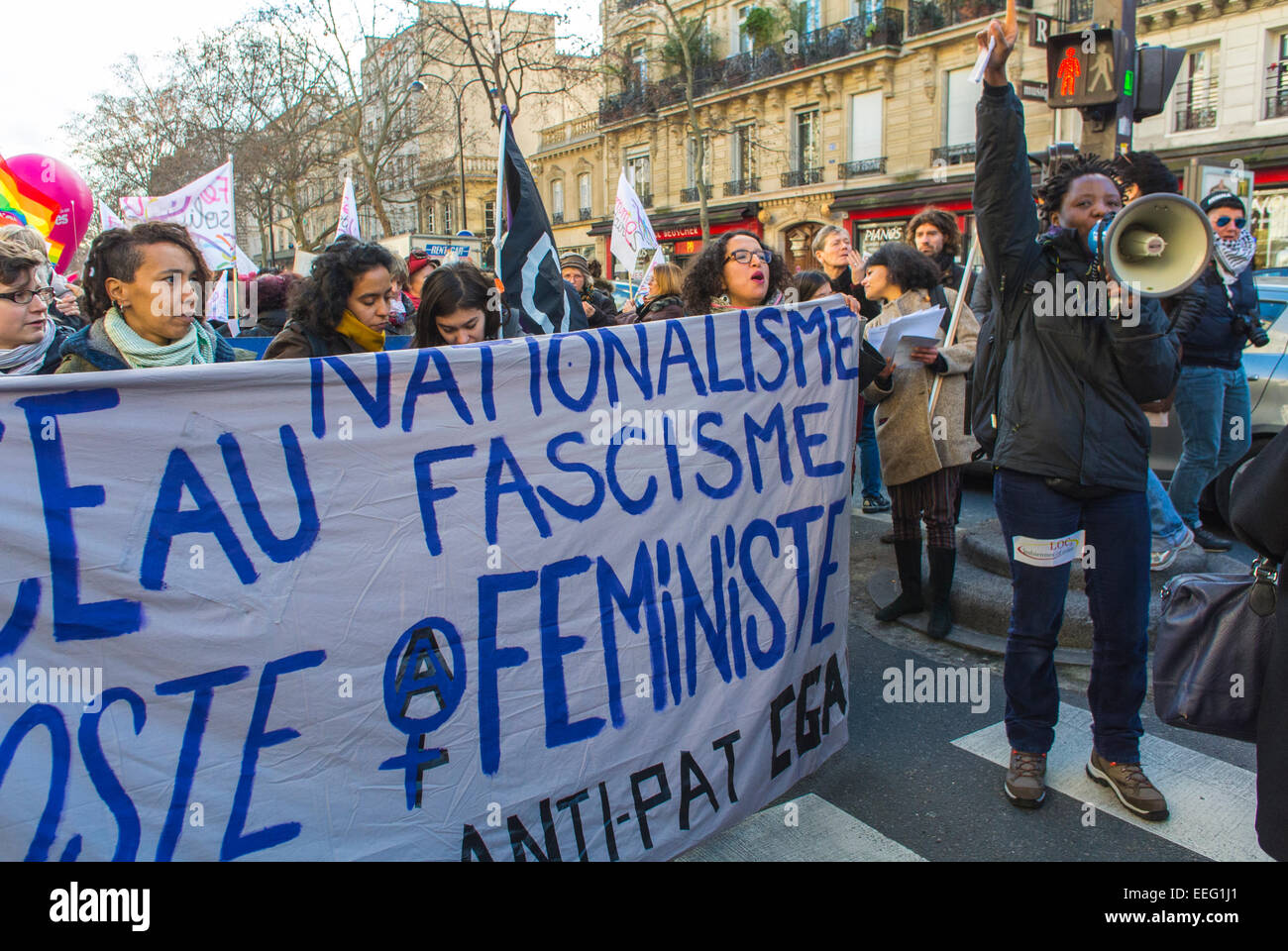 Paris, France, groupes d'ONG françaises, manifestation féministe en l'honneur du 40e anniversaire de la légalisation de la loi sur l'avortement, anti-fascisme femmes tenant des bannières 'pro choix' marche pour les droits des femmes, rassemblement pro avortement, démo mégaphone Banque D'Images