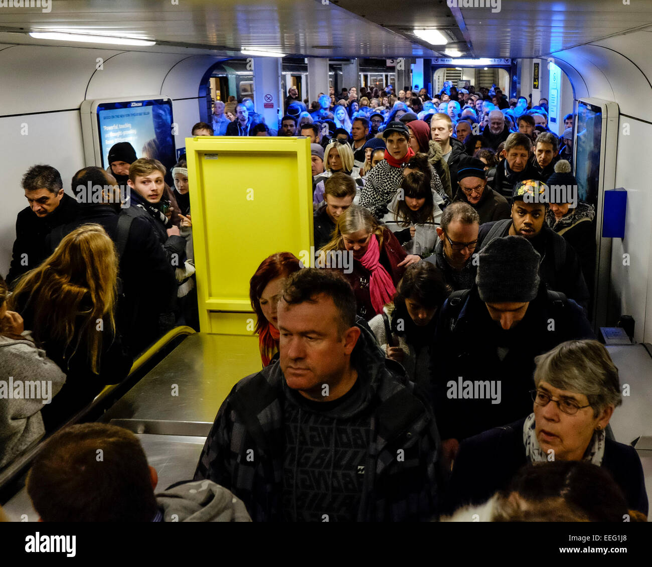 L'aéroport de Gatwick, Londres, Royaume-Uni. 17 Jan, 2015. Southern Rail le chaos. La ligne ferroviaire du sud en difficulté a été jetée dans le chaos aujourd'hui qu'un défaut de signalisation à trois ponts est produite en même temps que des travaux de génie civil ont lieu sur la ligne. Les voyageurs qui désirent de Londres à la côte sud ont été invités à utiliser au moins 3 trains avant d'obtenir un remplacement de rail service de bus. Les images montrent la foule à l'aéroport de Gatwick, essayant de trouver un moyen de poursuivre leur voyage. Credit : JEP News/Alamy Live News Banque D'Images