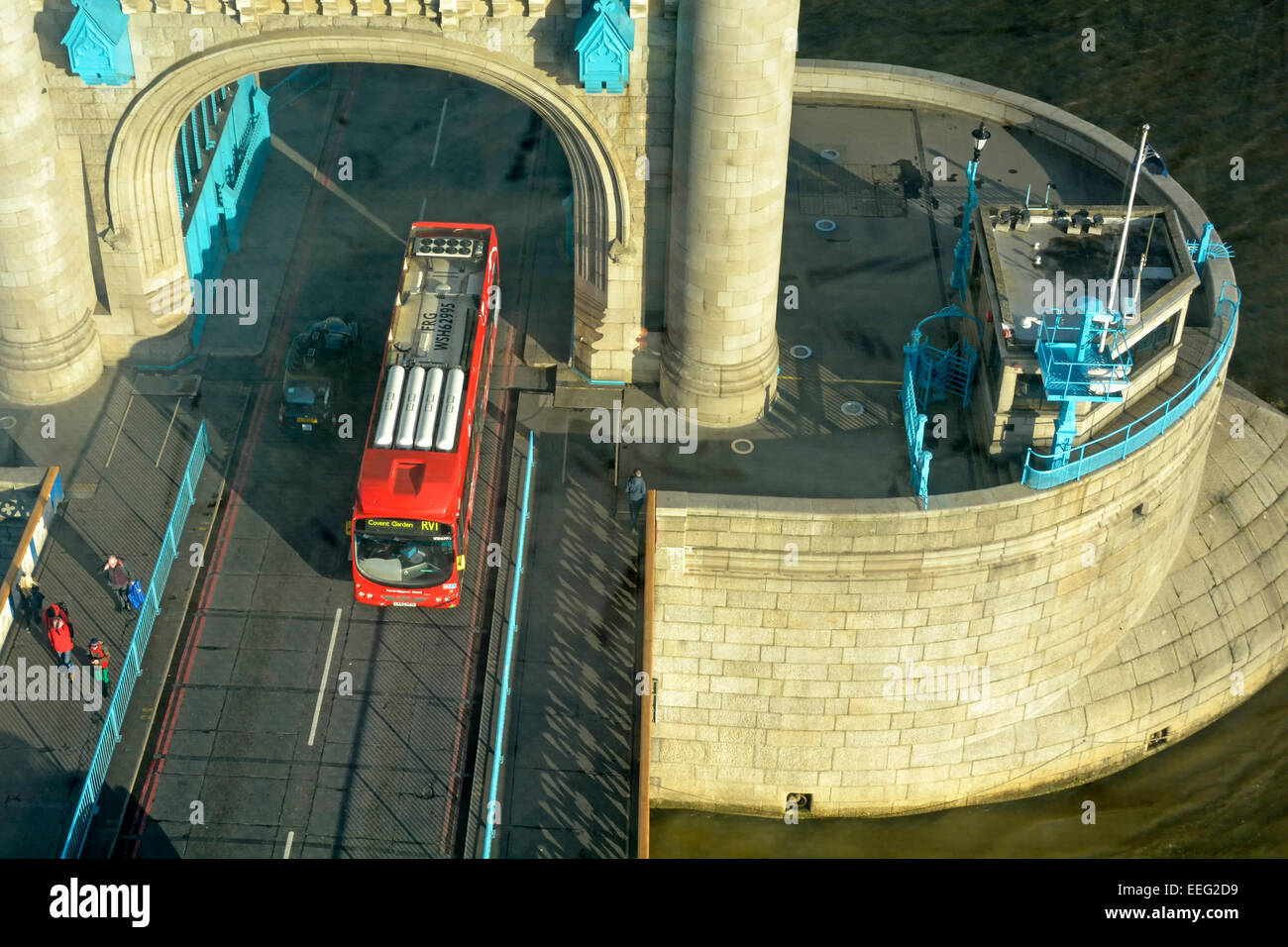 Vue aérienne de l'équipement monté sur le toit d'autobus à hydrogène sur le marché de Londres, RV1 sur le Tower Bridge vu de high level bridge walkway Londres Angleterre Royaume-uni Thames ci-dessus Banque D'Images