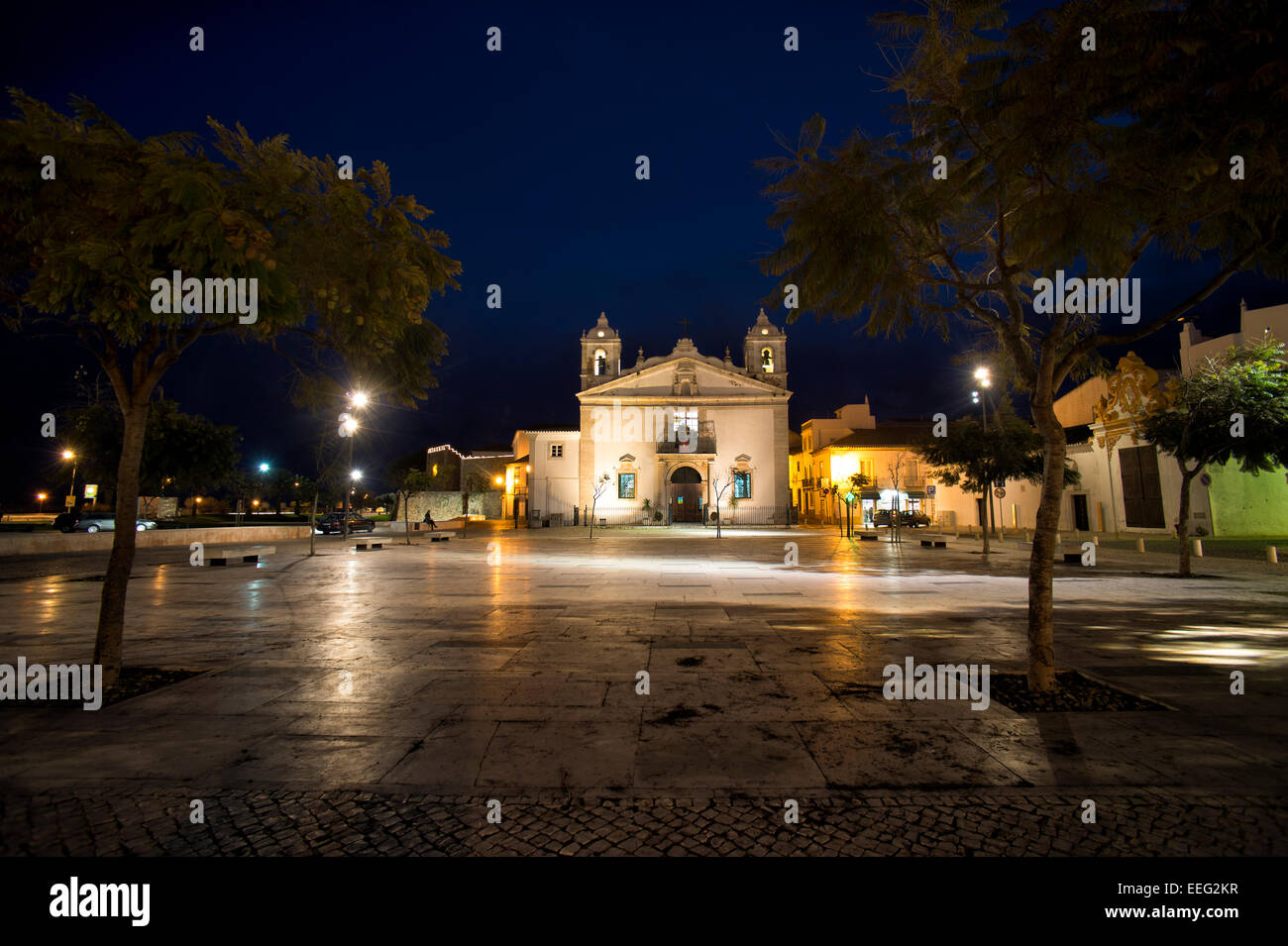 Infante Dom Henrique square et l'église de Santa Maria à Lagos, Algarve, Portugal la nuit Banque D'Images