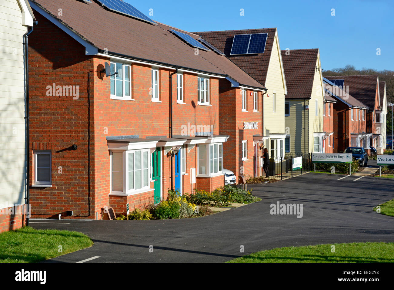 Un nouveau mélange de développement de logement peu occupé certaines vide nouveaux panneaux solaires installés comprend showhome Harold Hill Romford Londres Angleterre Royaume-uni Banque D'Images