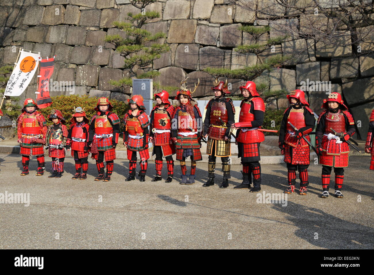 Cette image des Japonais habillés comme des samouraïs a été capturé à l'extérieur du Château d'Osaka au Japon en janvier 2015. Banque D'Images