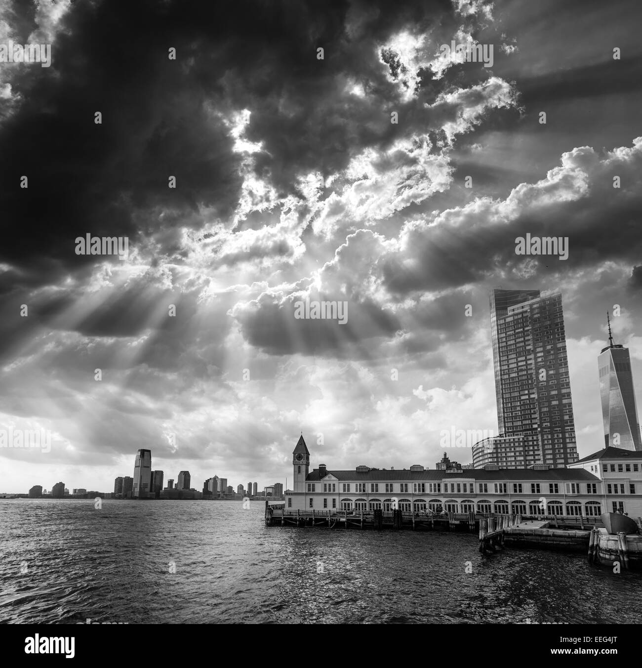 Une jetée dans Battery Park Manhattan skyline New York et New Jersey, avec ciel dramatique Banque D'Images
