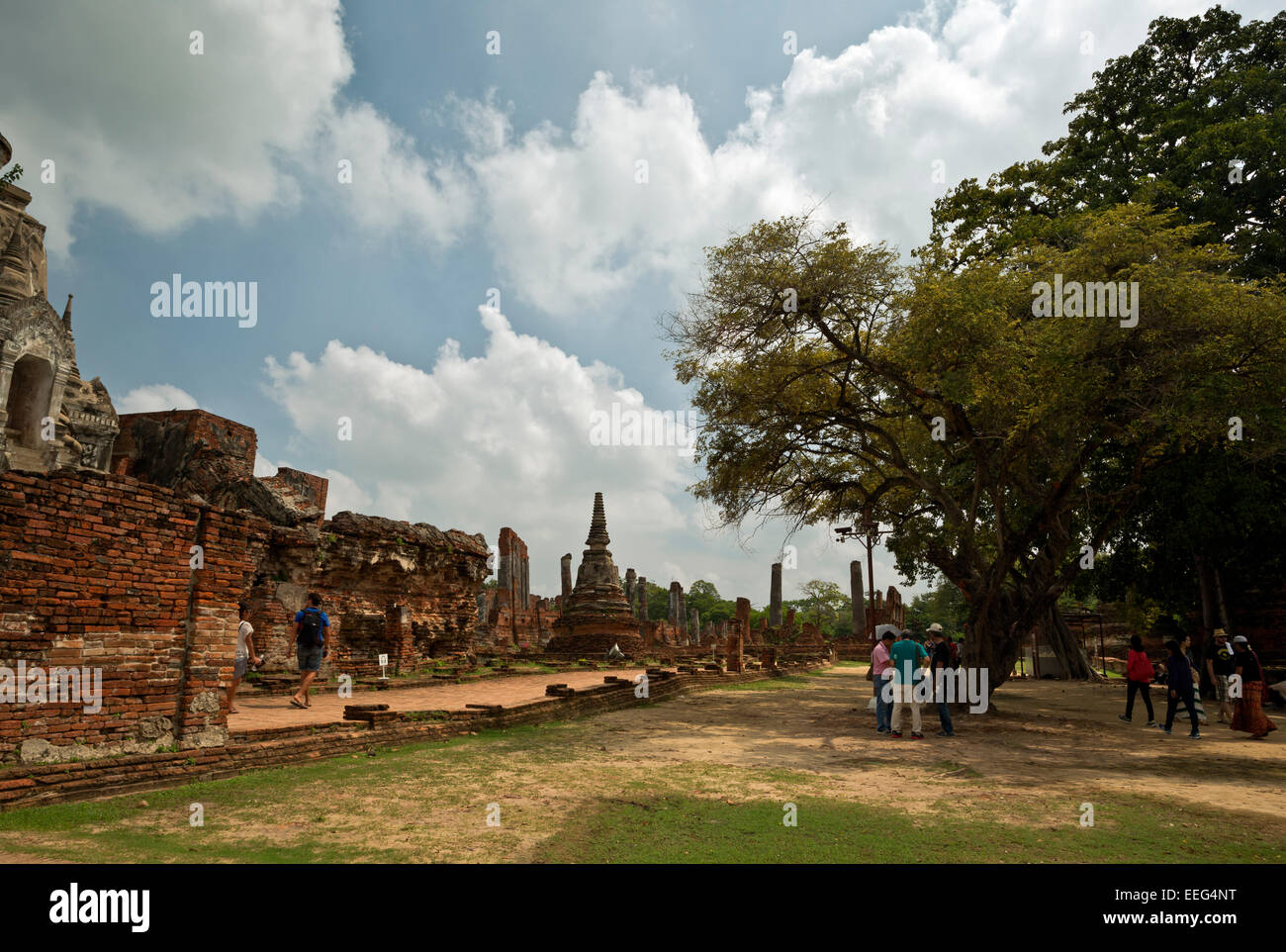 E00301-00...THAÏLANDE - les visiteurs à explorer les ruines du Wat Phra Si Sanphet à Ayuthaya Historical Park. Banque D'Images