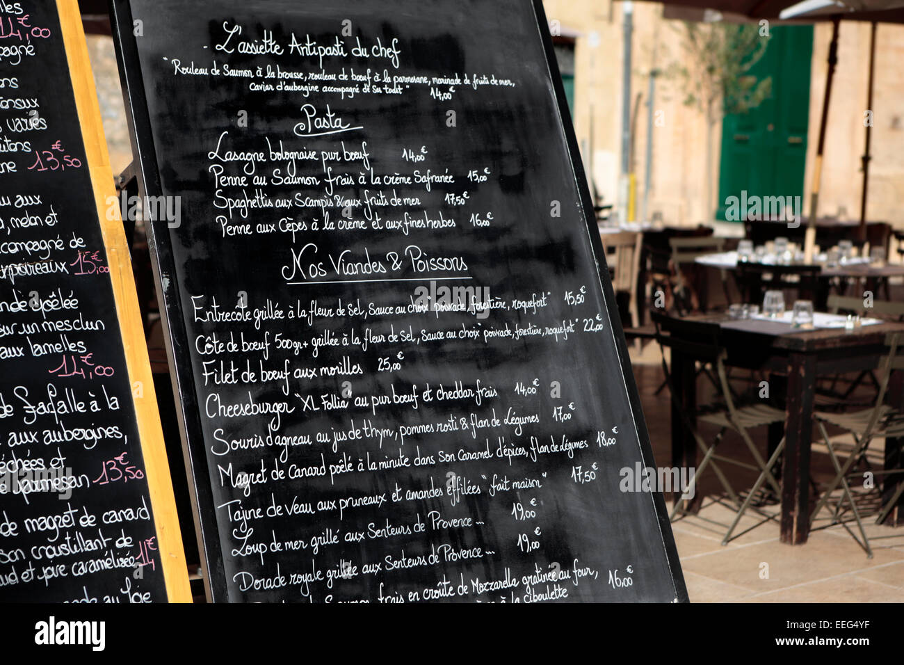 Paris, France restaurant menu de sélection de tables et de chaises à l'arrière-plan. Banque D'Images