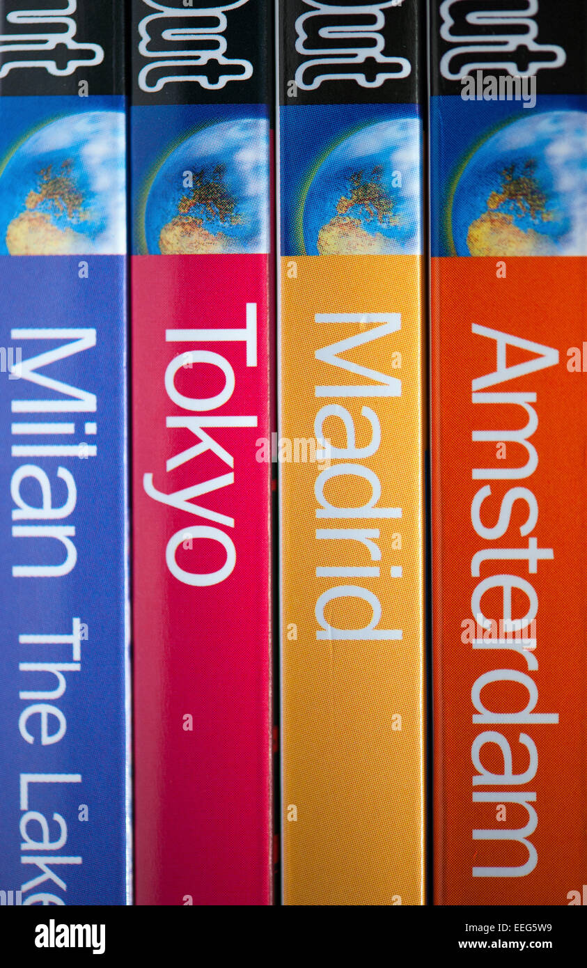 Une rangée de colorful Time Out Guide de Voyage Livres Banque D'Images