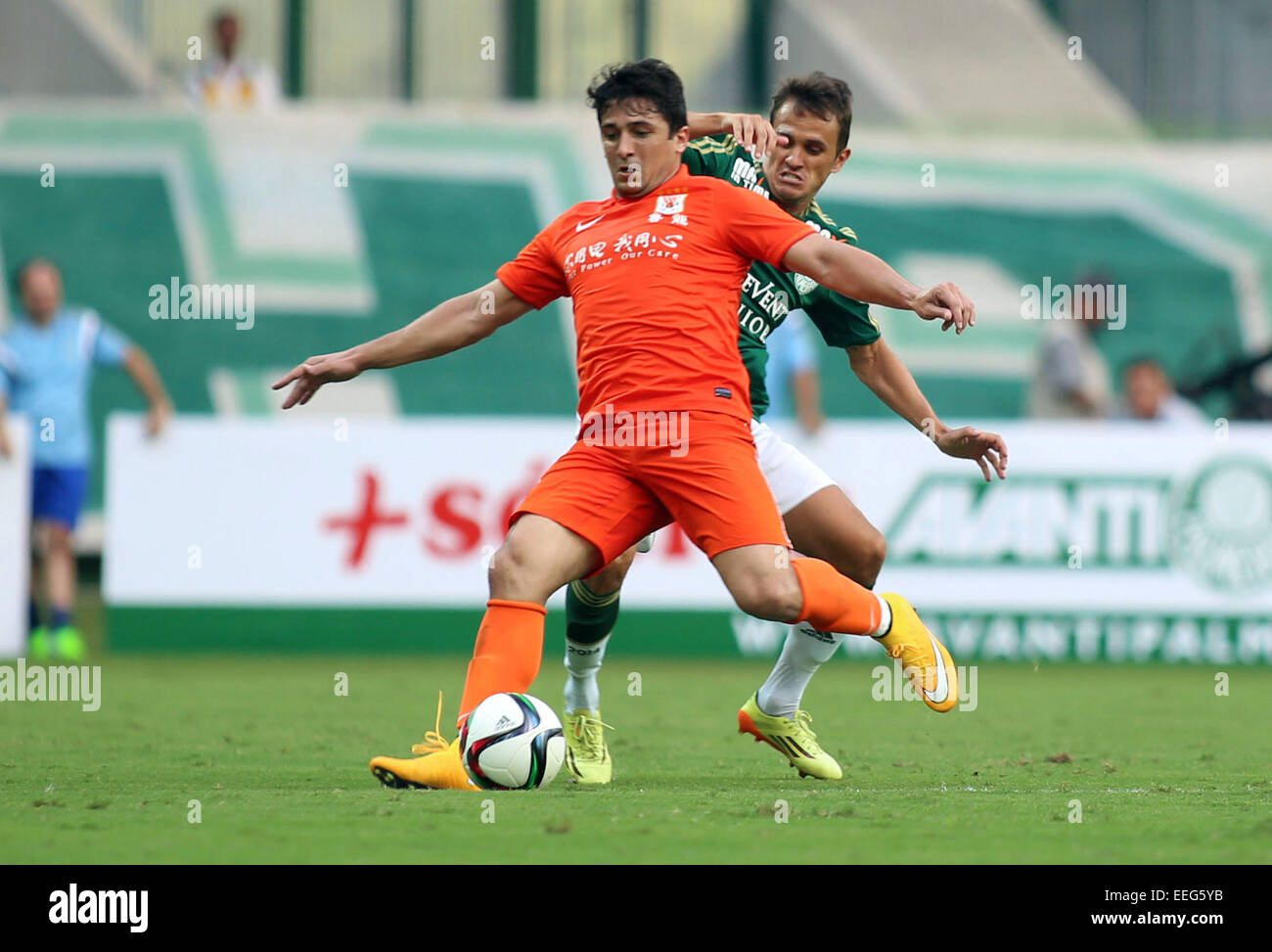 Sao Paulo, Brésil. 17 Jan, 2015. Aloisio (avant) de la Chine Shandong Luneng rivalise avec Lucas de Palmeiras du Brésil au cours d'un match amical à l'Allianz Park Stadium à Sao Paulo, Brésil, le 17 janvier 2015. Credit : Rahel Patrasso/Xinhua/Alamy Live News Banque D'Images