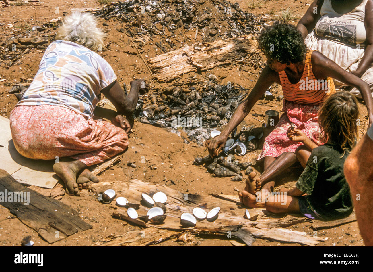 Les femmes autochtones de Tiwi, bulots cuisson Tiwi Islands, Territoire du Nord, Australie Banque D'Images