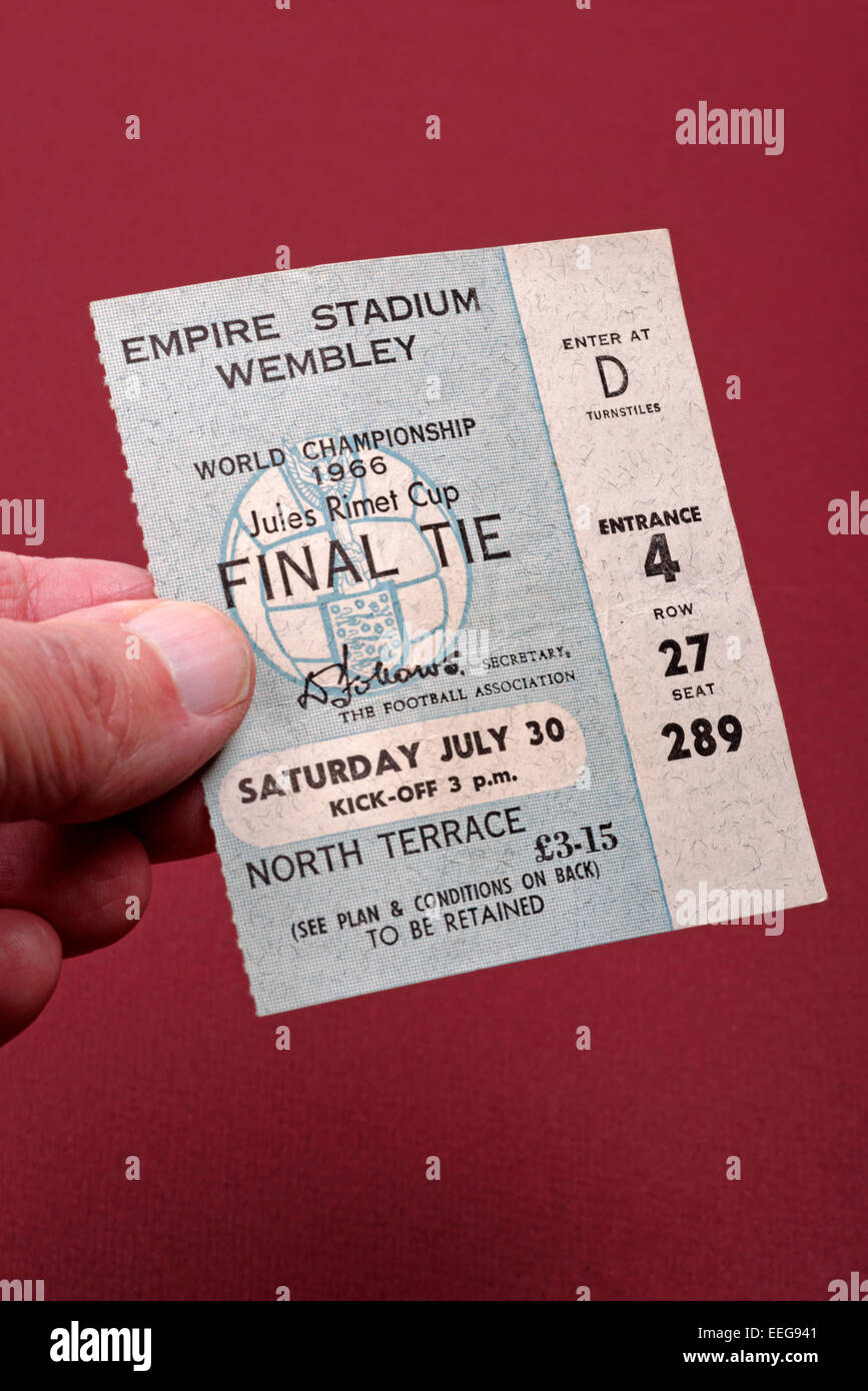Main tenant une finale de la Coupe du Monde 1966 l'Angleterre v l'Allemagne de l'Ouest ticket Banque D'Images