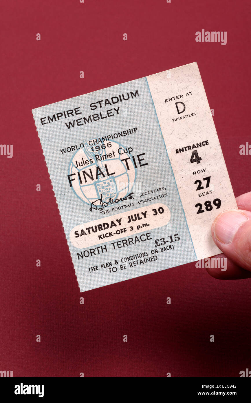 Main tenant une finale de la Coupe du Monde 1966 l'Angleterre v l'Allemagne de l'Ouest ticket Banque D'Images