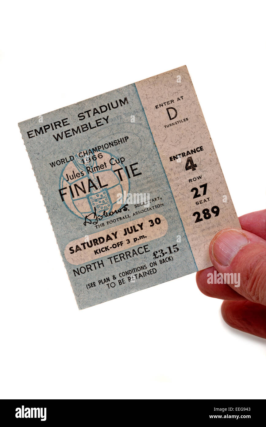 Main tenant une finale de la Coupe du Monde 1966 l'Angleterre v l'Allemagne de l'Ouest ticket Banque D'Images