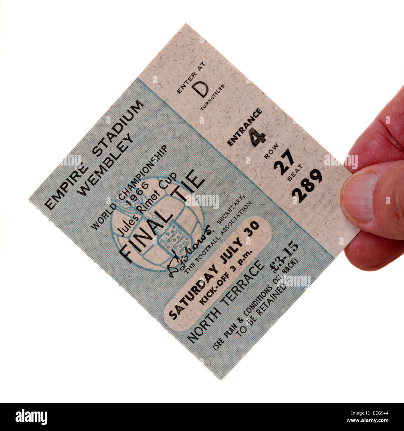 Main tenant une finale de la Coupe du Monde 1966 l'Angleterre v l'Allemagne de l'Ouest ticket Banque D'Images