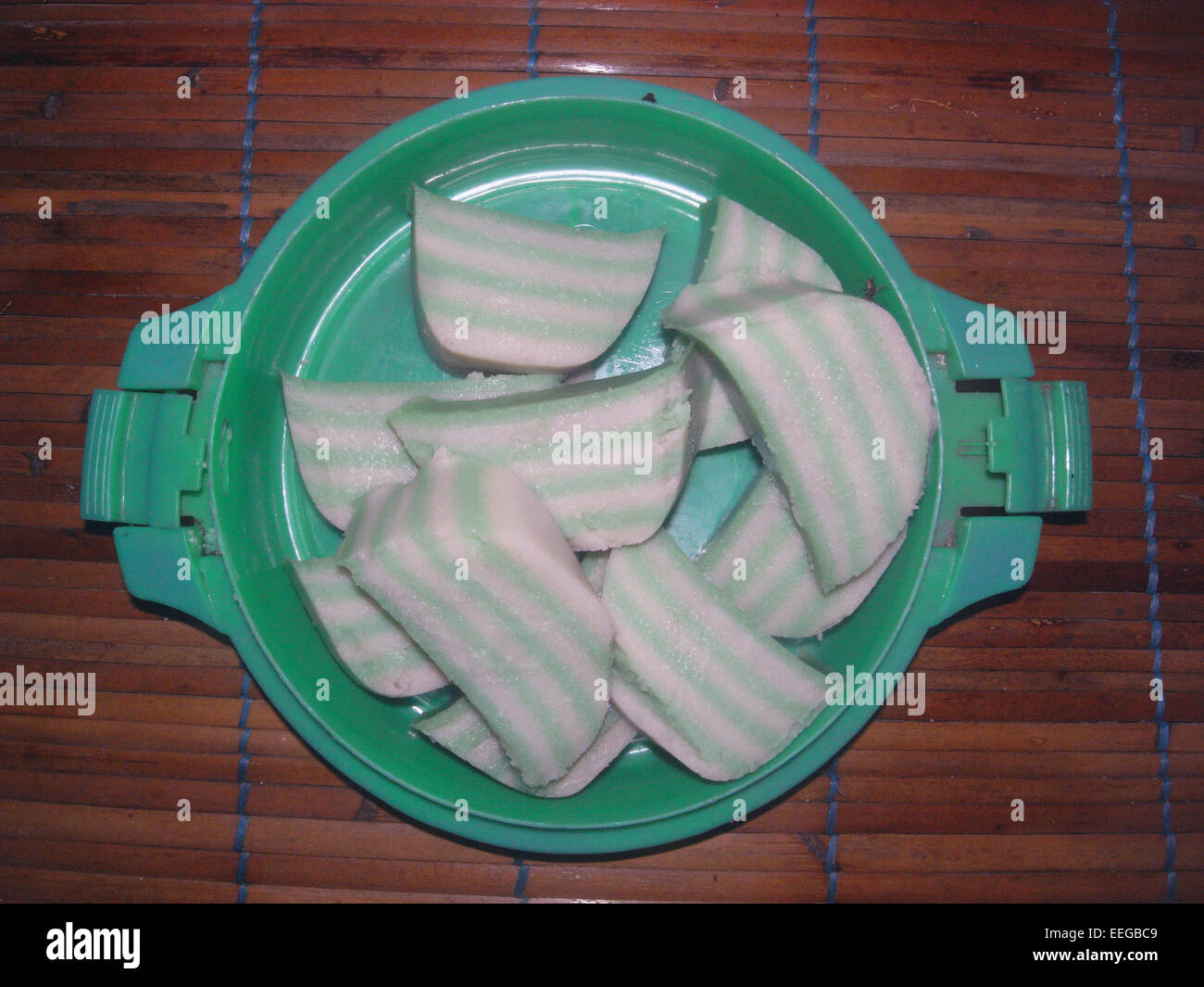 La noix de coco à la vapeur gâteau et pandanus - Famille d'aliments à l'île de Gam, Raja Ampat, la province de Papouasie, Indonésie Banque D'Images