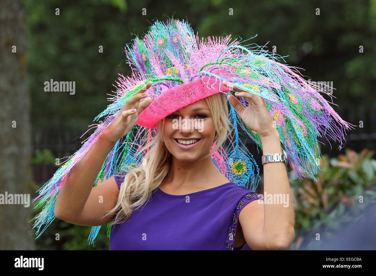 Royal Ascot Fashion, le Mesdames jour femme élégante avec a Banque D'Images