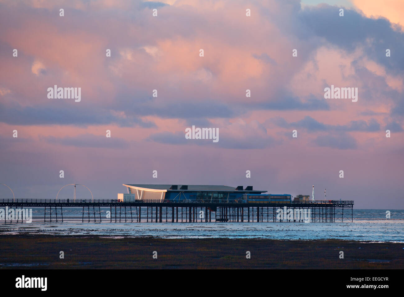 Southport, Merseyside, Royaume-Uni. 18 janvier, 2015. Météo britannique. Jetée de Southport, à l'aube. Une vision claire, lumineuse, ensoleillée démarrer après une nuit froide sur les plages de la station. Banque D'Images