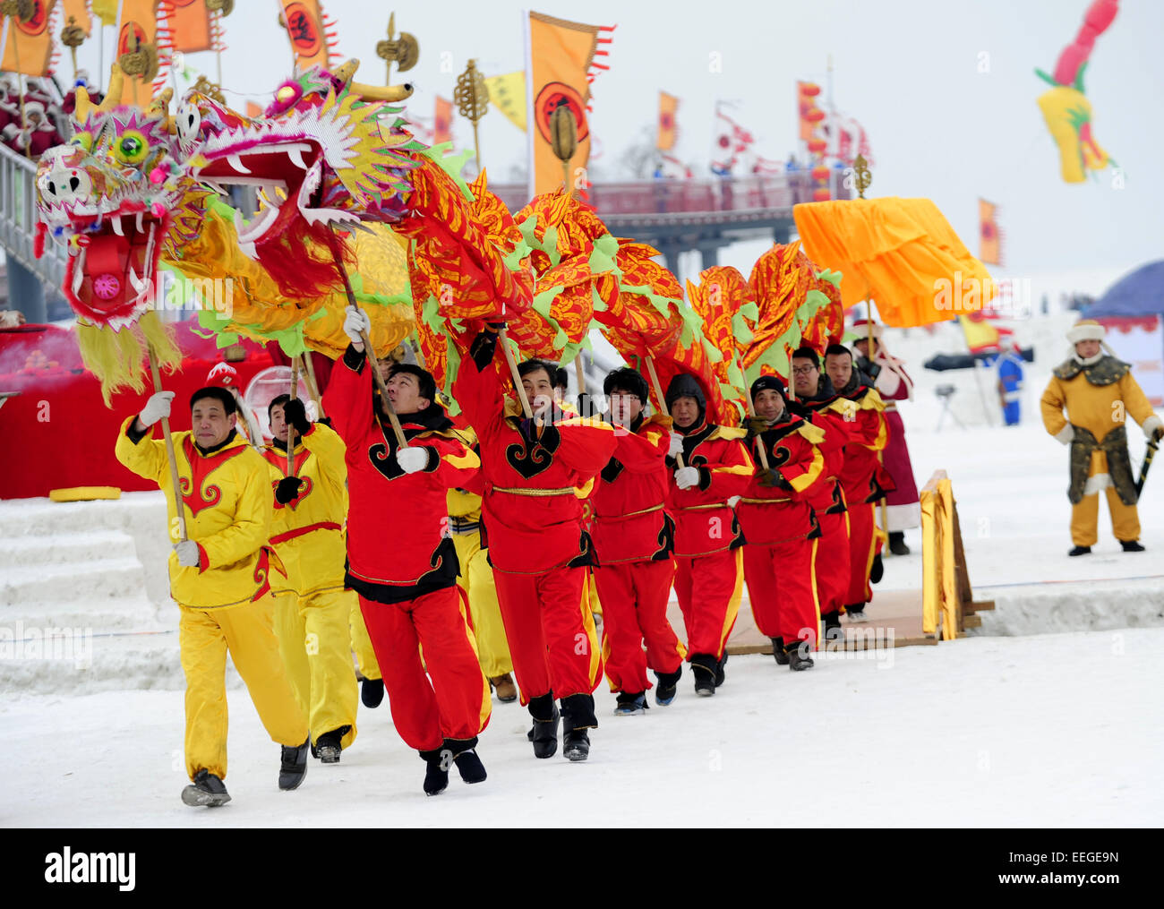 Shenyang, Chine du nord-est de Kangping, province de Liaoning. 18 janvier, 2015. La danse du dragon est mis en scène au cours de la 3e festival de pêche d'hiver dans le lac de Wolong, Kangping du nord-est de la Chine de la province de Liaoning, 19 janvier 2015. La semaine de festival de pêche ici dimanche. Au cours de l'événement, les rites comme le culte des ancêtres et le lac sacrifice aura également lieu. Credit : Zhang Wenkui/Xinhua/Alamy Live News Banque D'Images