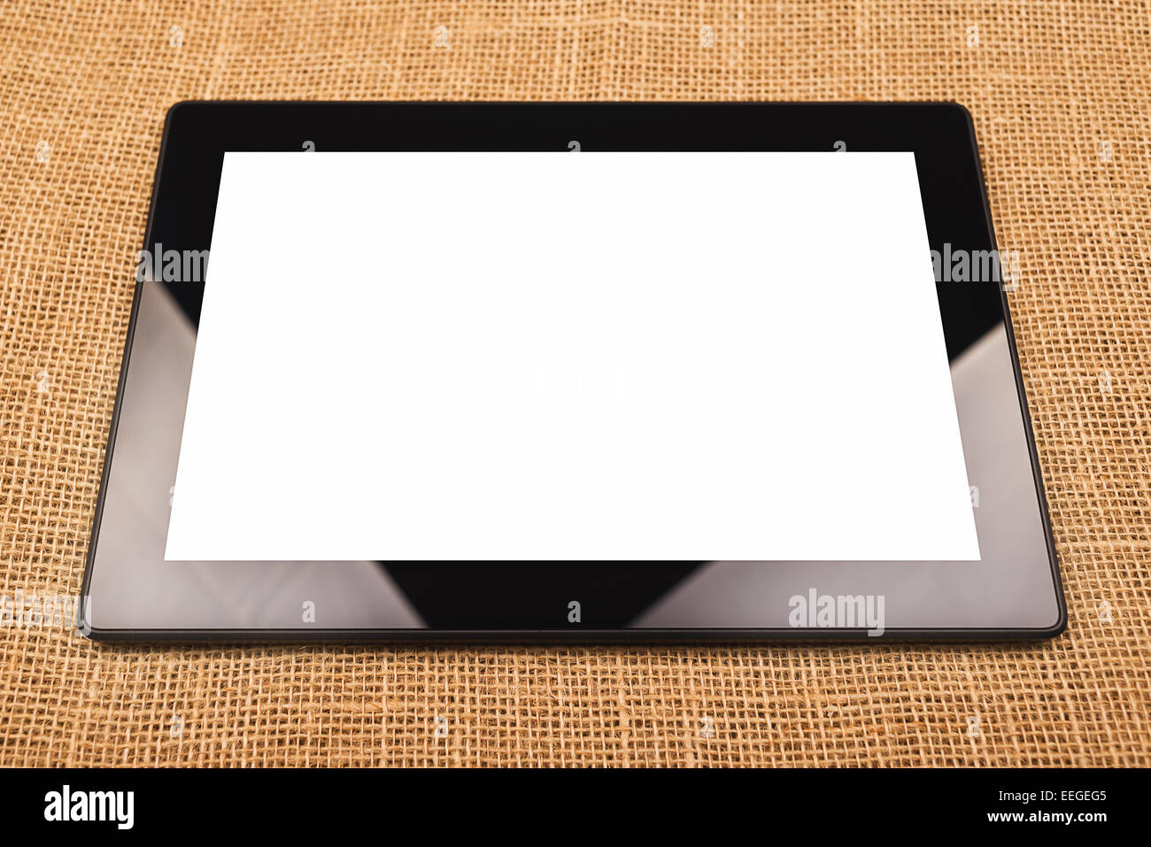 Ordinateur tablette numérique avec écran blanc comme copie espace à bureau Bureau. Banque D'Images