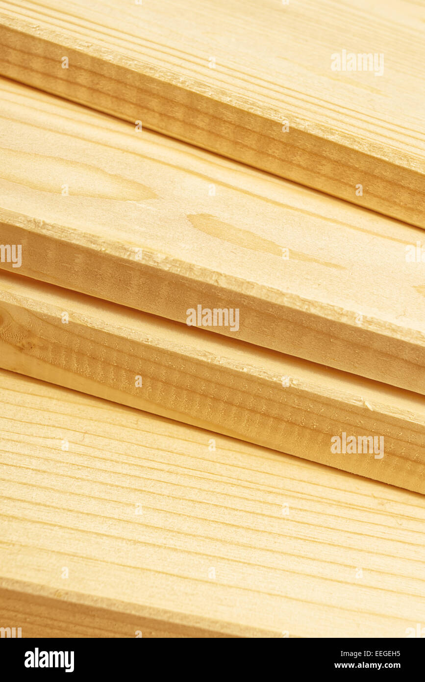Planches de pin empilés et prêt pour des travaux de menuiserie ou de boiseries. Close up avec focus sélectif et profondeur de champ. Banque D'Images