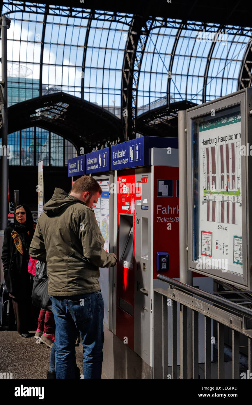 Hambourg, Allemagne, voyageur à un ticket à la machine centrale de Hambourg Banque D'Images