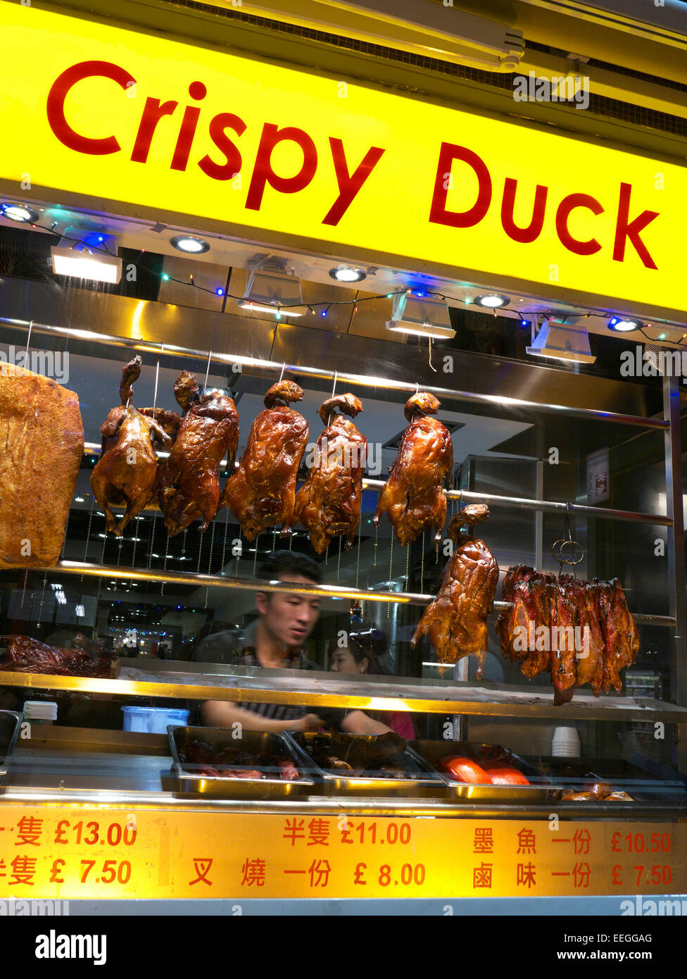 Affichage de l'organisation chef croustillant de canard de Pékin pendant le séchage à l'air dans un restaurant chinois du quartier chinois de la rue Gerrard Soho London UK Banque D'Images