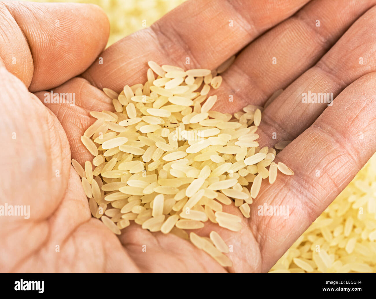 Les grains de riz long grain blanc en sac de toile Photo Stock - Alamy