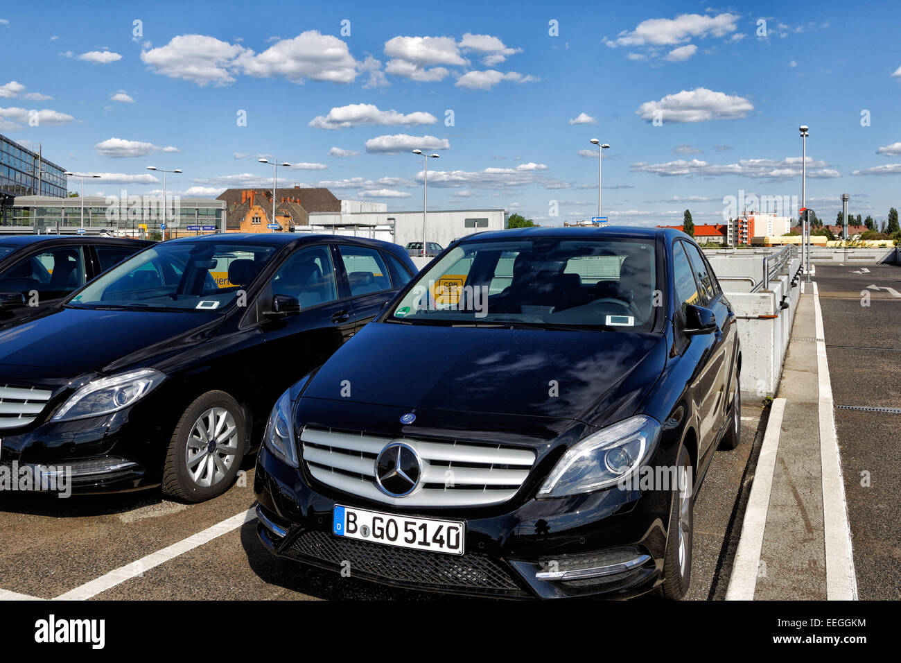 Berlin, Allemagne, car2go black voitures sur le pont-garage du parking couvert à la gare de passage Banque D'Images