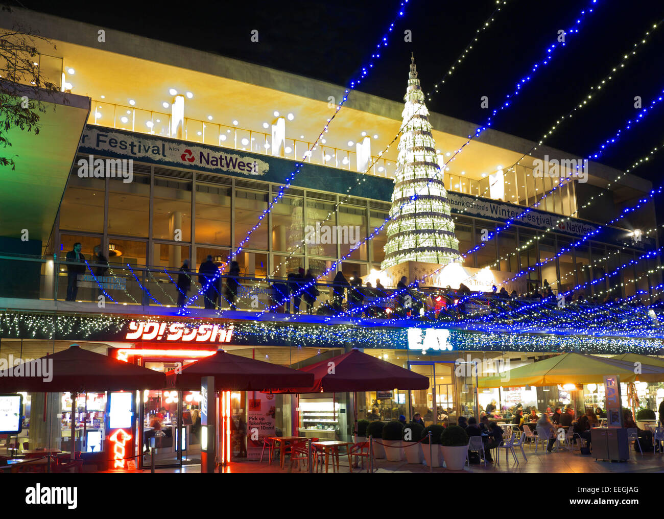 SouthBank centre à Noël avec un arbre, des lumières et des restaurants en plein air animée SouthBank London SE1 Banque D'Images