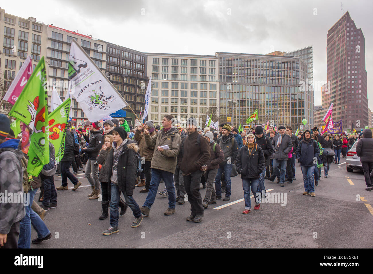 Des milliers de personnes protestent contre les granges, où les animaux sont dans des conditions de sufferable le 17 janvier 2015 à Berlin. Banque D'Images