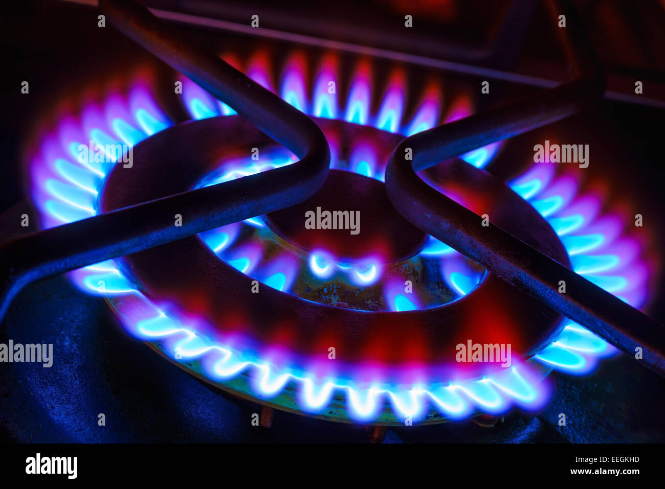 Un brûleur pour wok gaz bleu et rouge avec des flammes. Banque D'Images