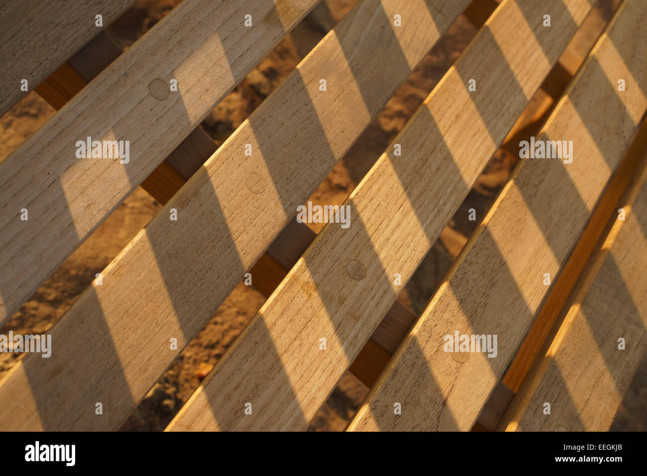 Ombre géométrique sur un banc en bois. Banque D'Images