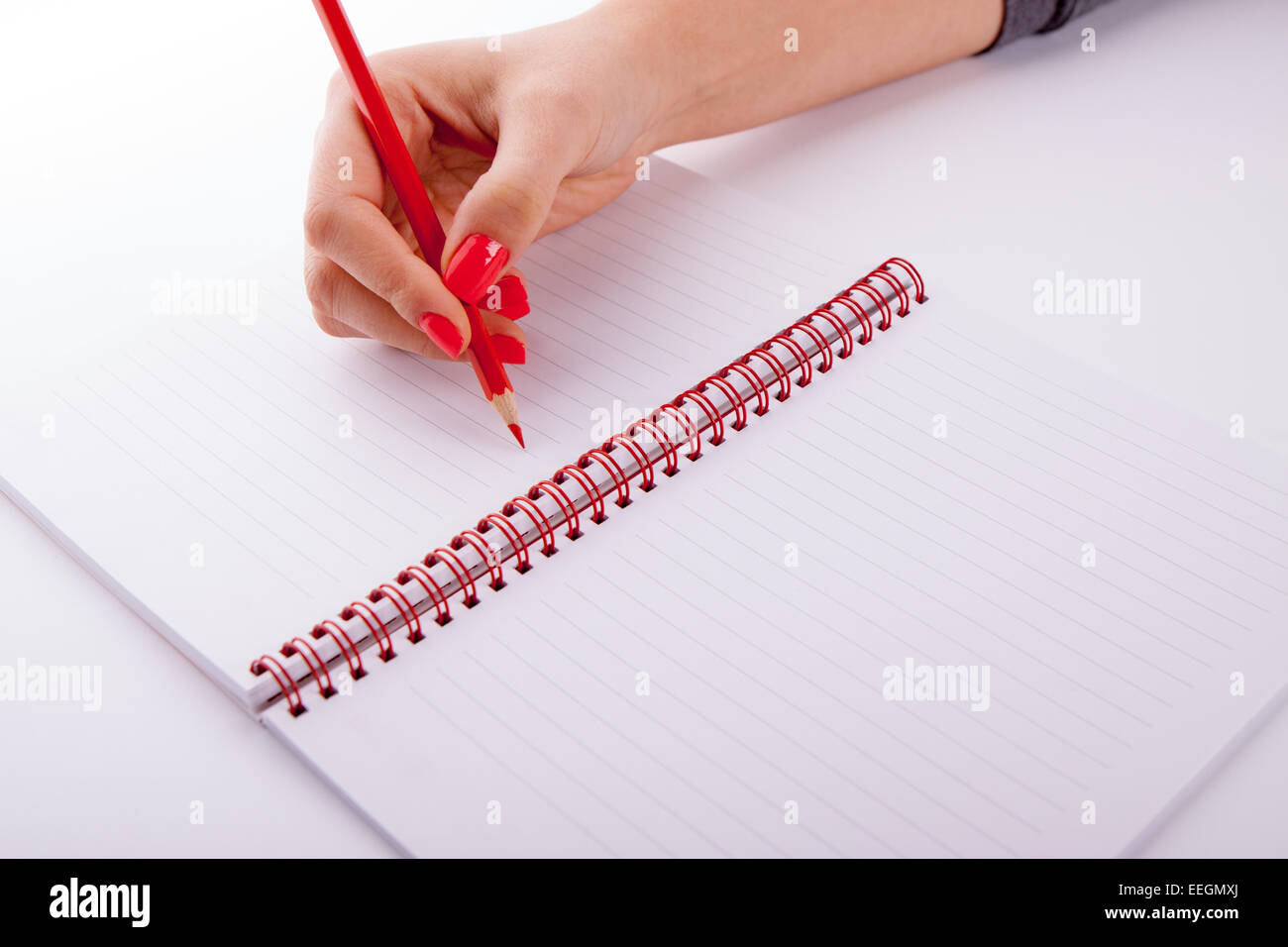 Femme écrit avec un crayon sur feuille blanche Banque D'Images