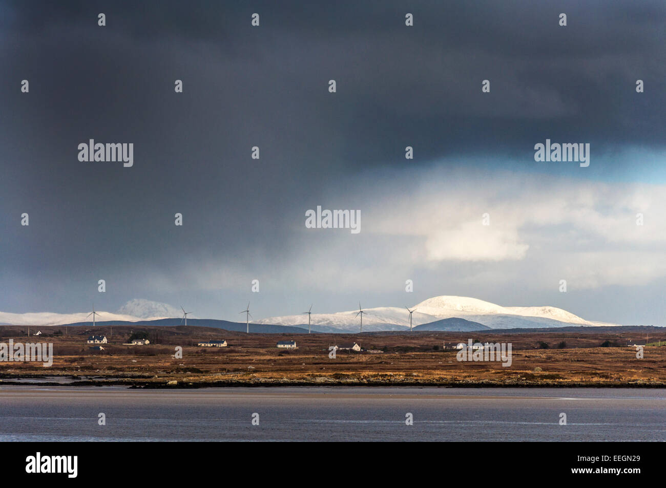 Ardara, comté de Donegal, Irlande. 18 janvier, 2015. Se déplacer dans de Stormclouds Océan Atlantique réunissant plus de neige et de grésil sur la côte ouest. Photo par:Richard Wayman Crédit : Richard Wayman/Alamy Live News Banque D'Images