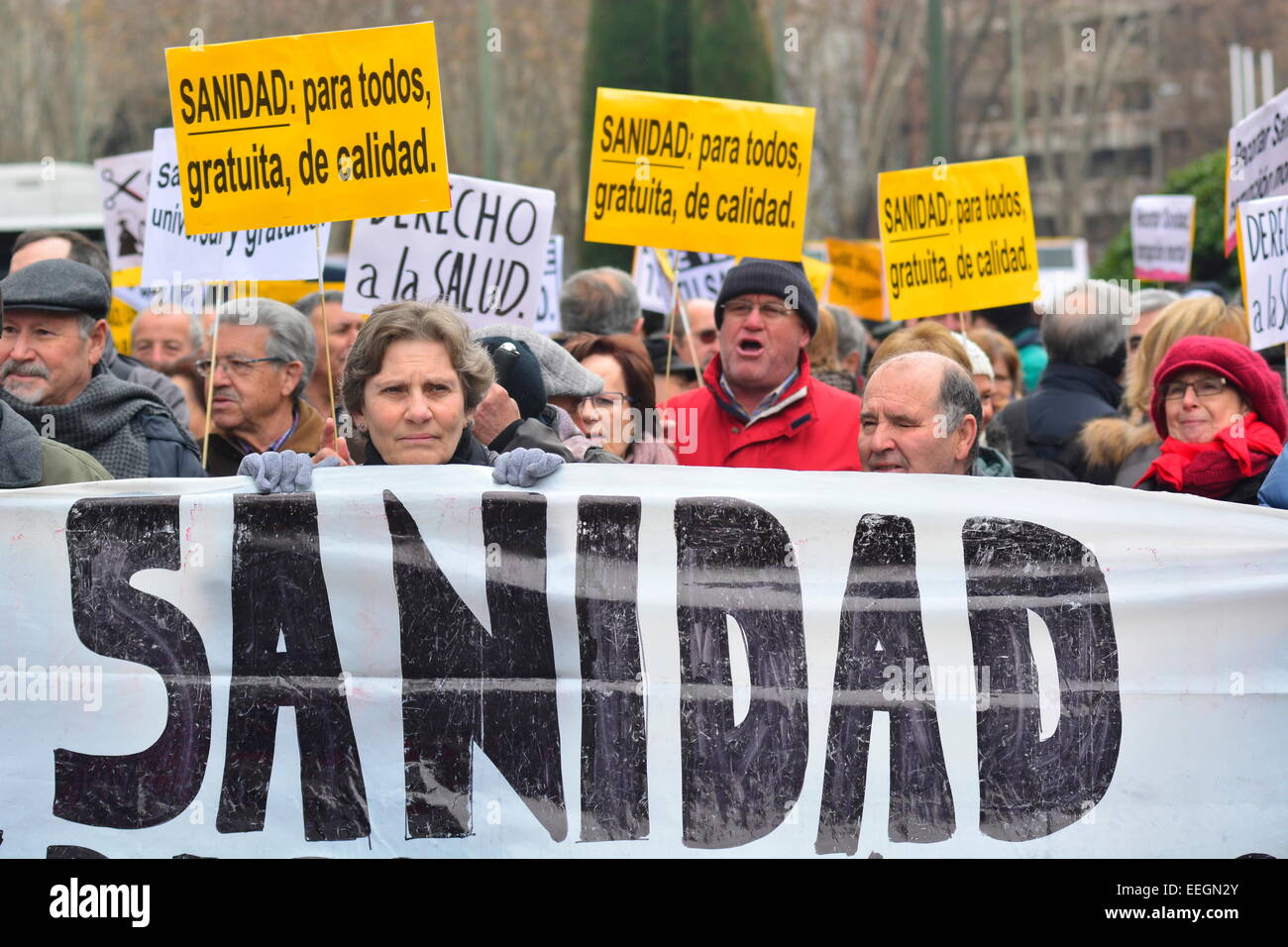 18 janvier, 2015. Personnes qui protestaient contre les coupes dans le financement des soins de santé au cours d'une manifestation à Madrid, Espagne. Credit : Marcos del Mazo/Alamy Live News Banque D'Images