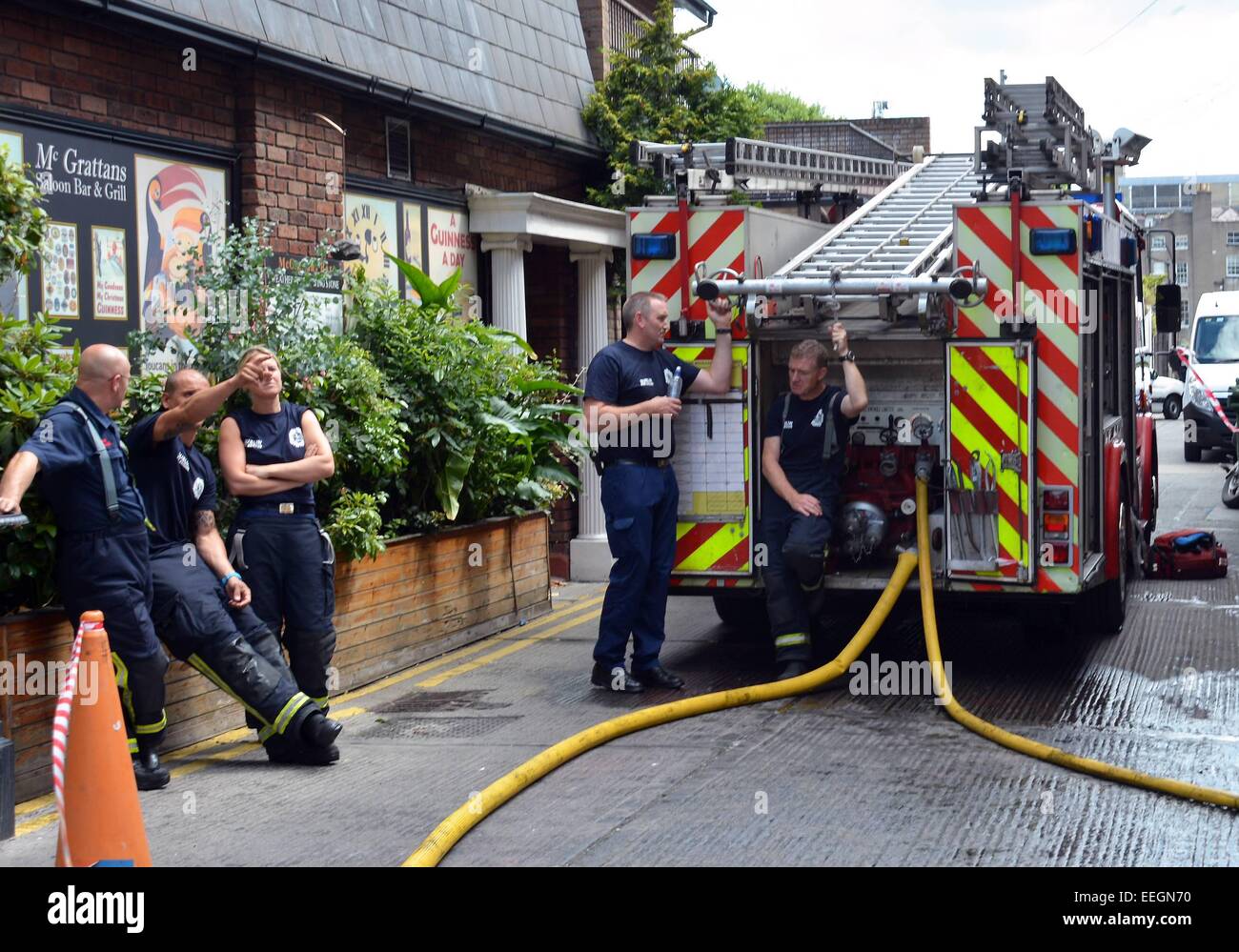 80 légendaire band Hall & Oates, Daryl Hall & John Oates, à la sortie de l'ocean par la porte après la sortie arrière était bloquée par une van assisté par Garda et les pompiers Où : Dublin, Irlande Date : 16 Juil 2014 Banque D'Images 80 légendaire band Hall & Oates, Daryl Hall & John Oates, à la sortie de l'ocean par la porte après la sortie arrière était bloquée par une van assisté par Garda et les pompiers Où : Dublin, Irlande Date : 16 Juil 2014 Banque D'Images