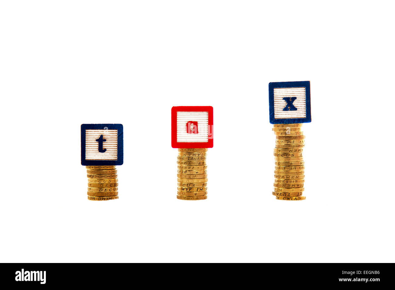 La hausse du coût de l'argent de l'impôt sur les piles des piles de pièces de monnaie mot livres livre de recettes TVA revenu hors copie espace fond blanc l'imposition Banque D'Images