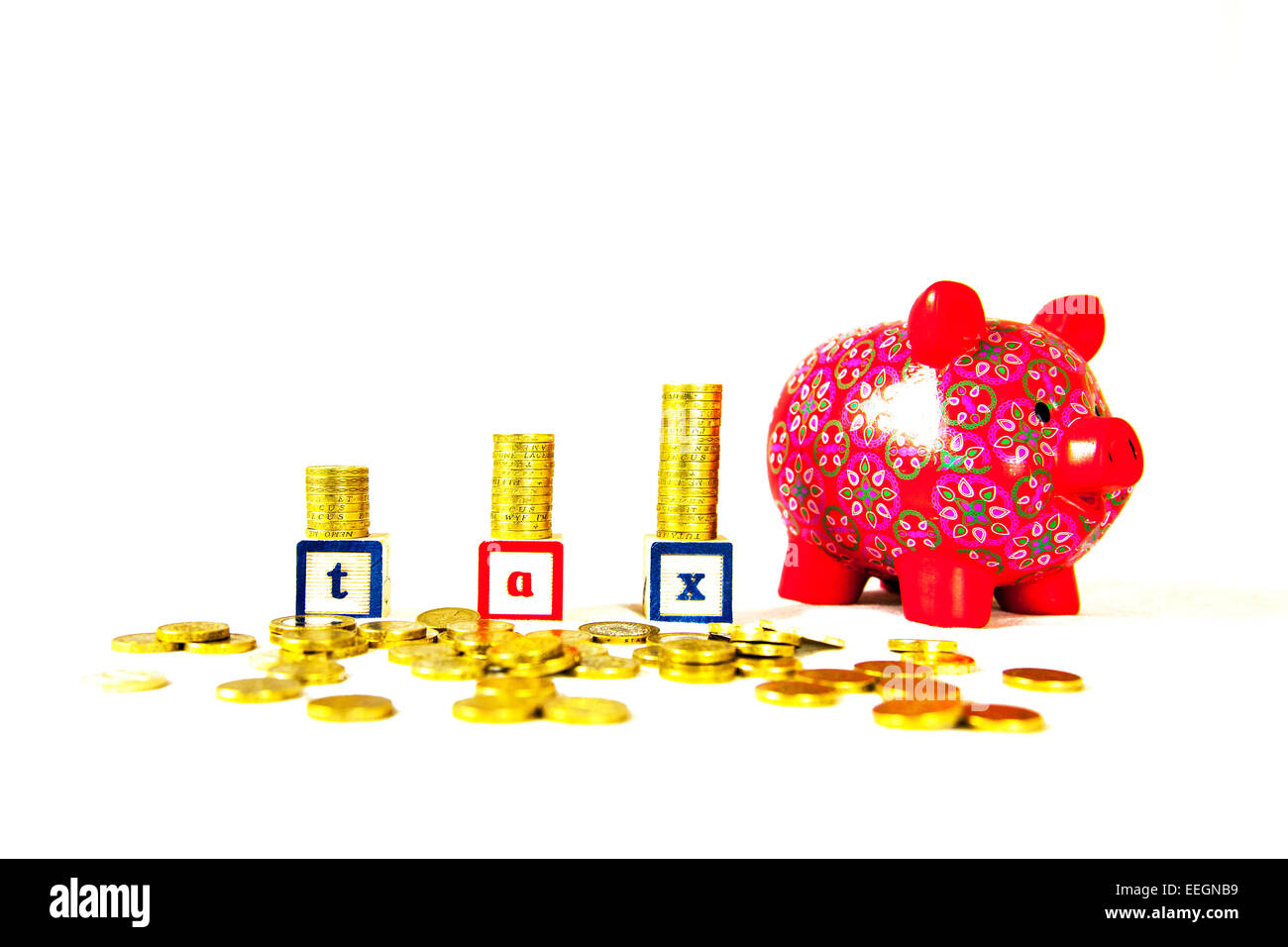La hausse du coût de l'argent de l'impôt sur les piles des piles de pièces de monnaie mot livres livre de recettes TVA revenu hors copie espace fond blanc l'imposition Banque D'Images